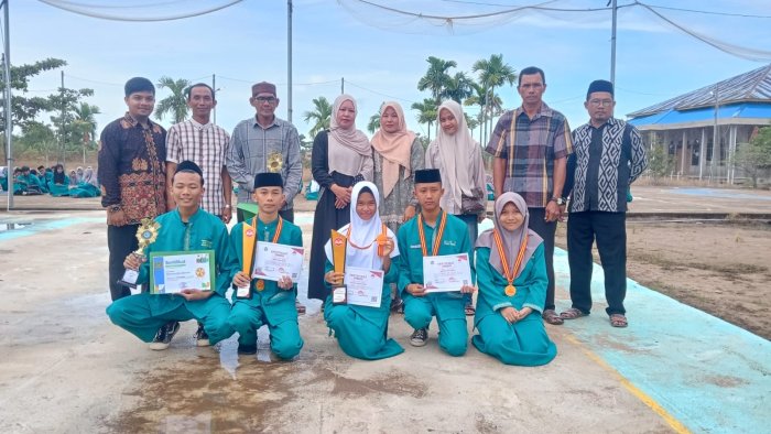 Apresiasi Siswa Berprestasi, Plt. Kepala MAN 2 Tanjung Jabung Timur Serahkan Reward Sebelum Pembagian Rapor Apresiasi Siswa Berprestasi, Plt. Kepala MAN 2 Tanjung Jabung Timur Serahkan Reward Sebelum Pembagian Rapor