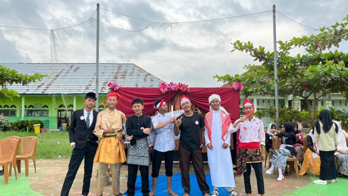 Peringati Hari Pahlawan, Siswa MAN 2 Tanjung Jabung Timur Gelar Fashion Show Busana Pahlawan