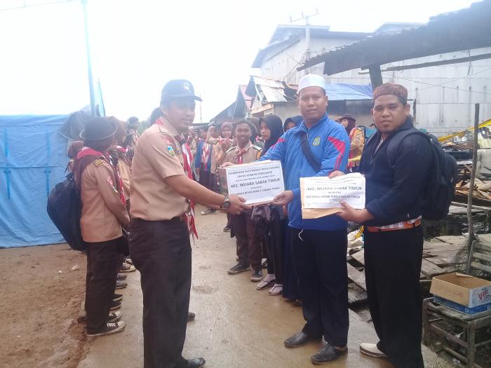 MAN 2 Tanjung Jabung timur menyalurkan bantuan untuk korban kebakaran di Desa Lambur luar