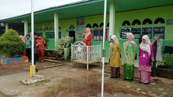 MAN 2 Tanjung Jabung Timur Peringati Hari Kartini dengan Kebaya dan Batik