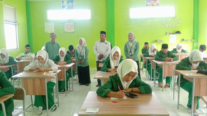 Pengawas Madrasah Monitoring Pelaksanaan UAM di MAN 2 Tanjung Jabung Timur