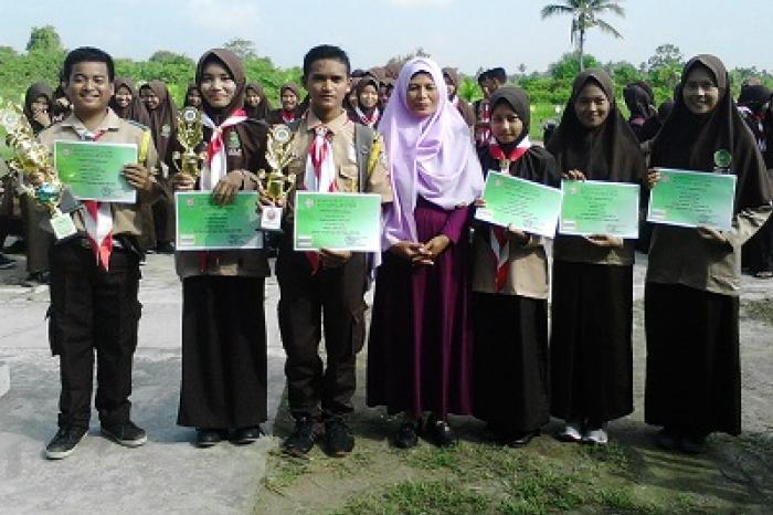 Penyerahan Hasil Evaluasi belajar (Raport) Semseter Genap MAN 2 Tanjabtimur dihadiri Orang Tua/wali murid