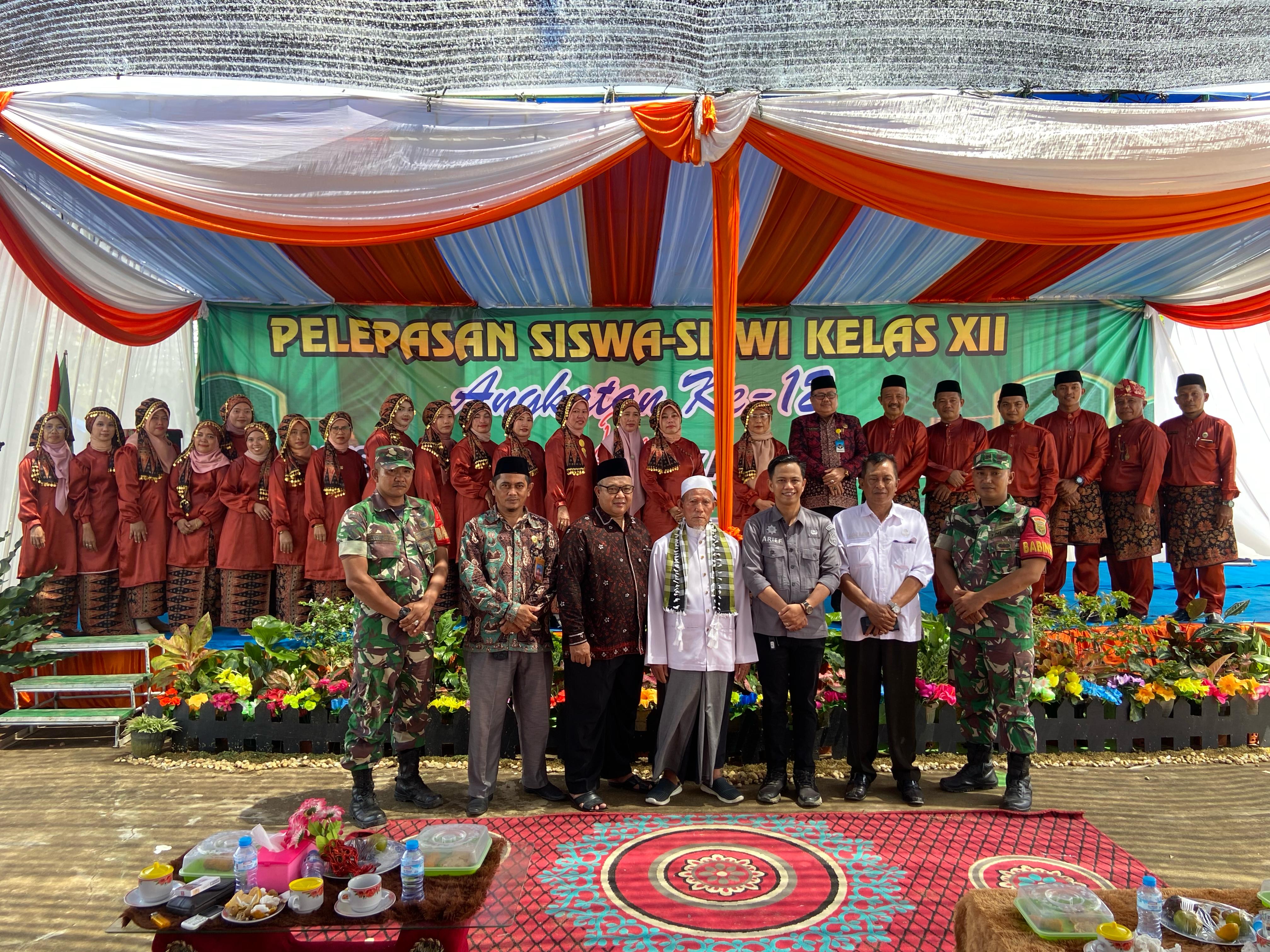 Pelepasan 69 Siswa MAN 2 Tanjung Jabung Timur Berlangsung Khidmat, Ditandai dengan Pengalungan Medali oleh Kepala Madrasah