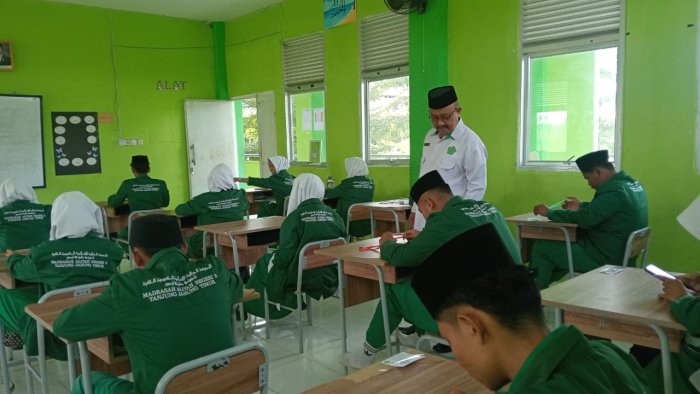 Pastikan Ujian Berjalan Lancar, Kepala Madrasah Tinjau Langsung Ruang Ujian UAM 2026