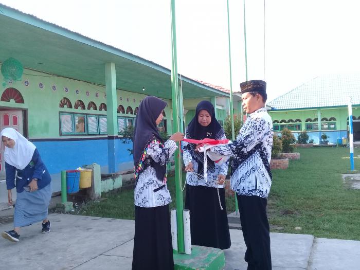 Peringati Hari Guru Nasional Ke-74  Majelis guru MAN 2 Tanjabtimur sebagai petugas upacara