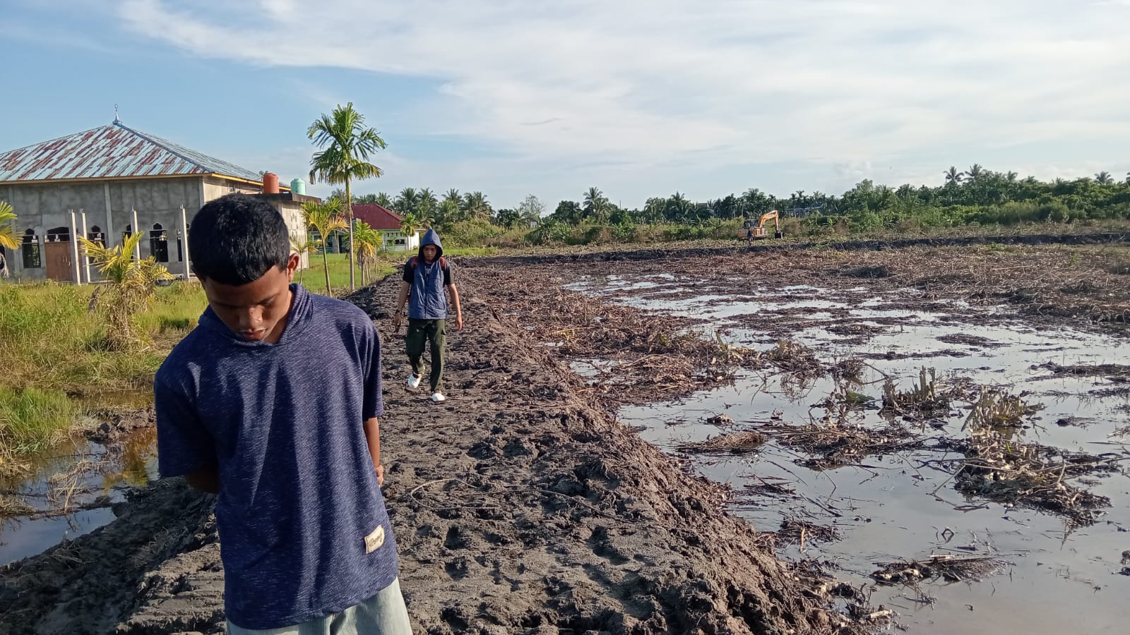 Kolaborasi Komite dan Madrasah : Bangun Tanggul Keliling dan Bersihkan Lahan dengan Alat Berat