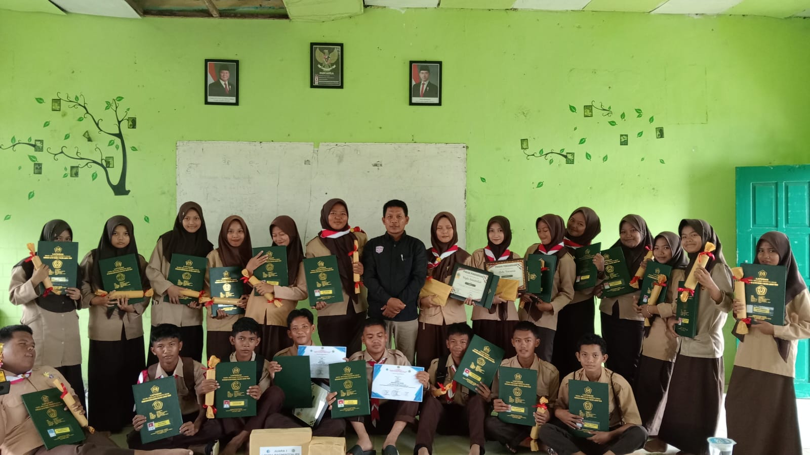 Penyerahan Rapor Tandai Penutupan Semester Ganjil Tahun Ajaran 2024/2025 di MAN 2 Tanjabtimur