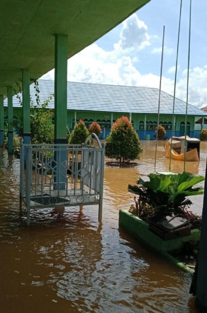 Banjir ROB di MAN 2 Tanjung Jabung timur mencapai ketinggian 35-40 cm dari permukaan lantai