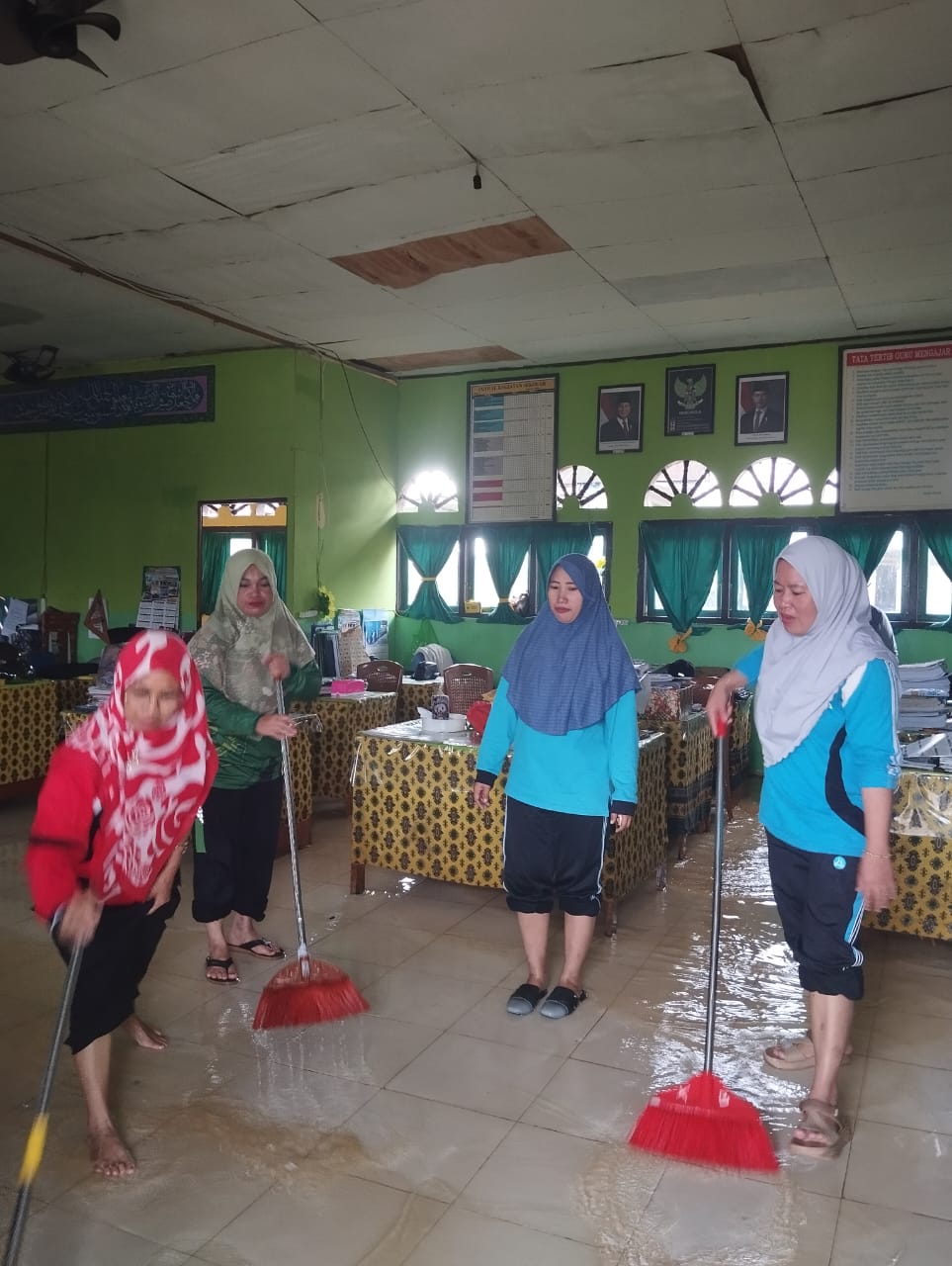 Guru dan Siswa MAN 2 Tanjung Jabung Timur Tetap Lakukan Goro Meski Banjir