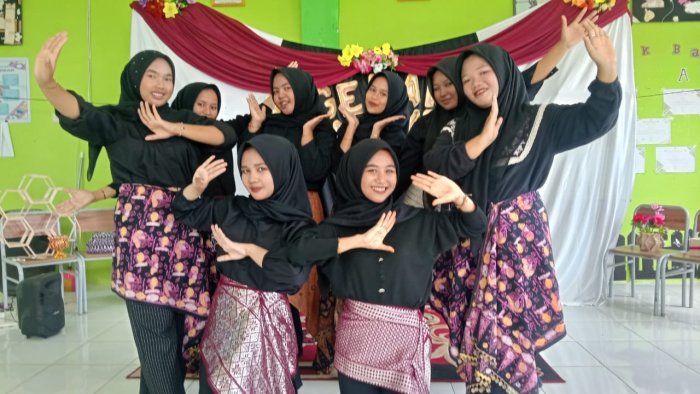 Lestarikan Budaya dengan Sikap Berbudaya, Kelas XII.A MAN 2 Tanjung Jabung Timur Gelar Ujian Praktik Seni Budaya