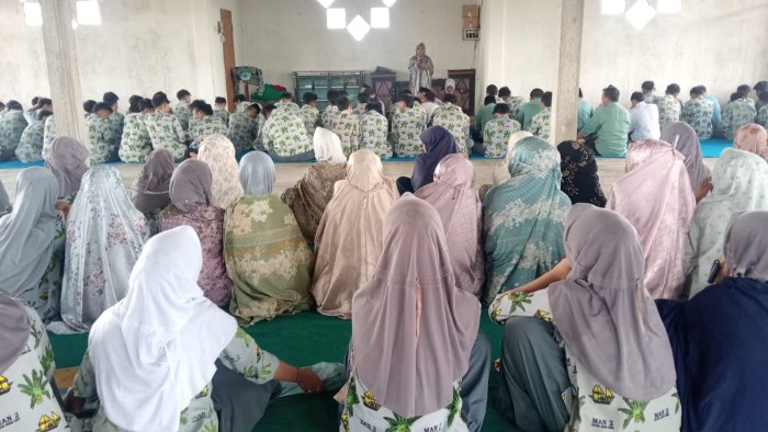 Jaga Lisan Jadi Sorotan, Putri Zakiyah Isi Kegiatan BICSAN di MAN 2 Tanjung Jabung Timur Jaga Lisan Jadi Sorotan, Putri Zakiyah Isi Kegiatan BICSAN di MAN 2 Tanjung Jabung Timur