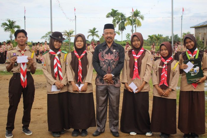 Kepala MAN 2 Tanjung Jabung Timur Serahkan Uang Pembinaan kepada Peserta OMI