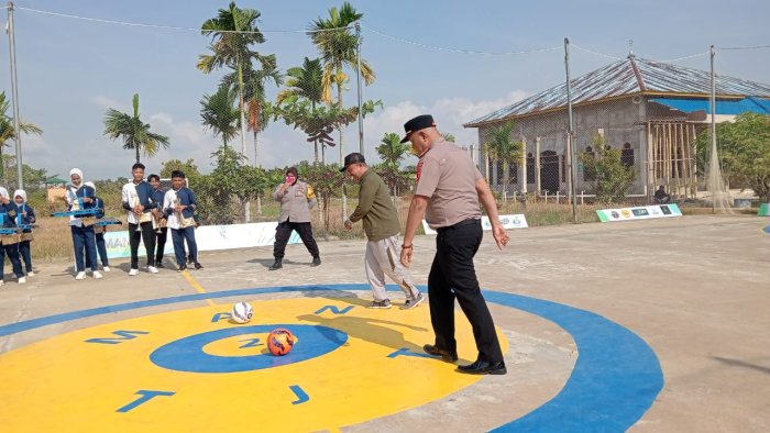 Buka Kompasi, Kapolsek Nipah Panjang Lakukan Tendangan Bola Pertama di MAN 2 Tanjab Timur