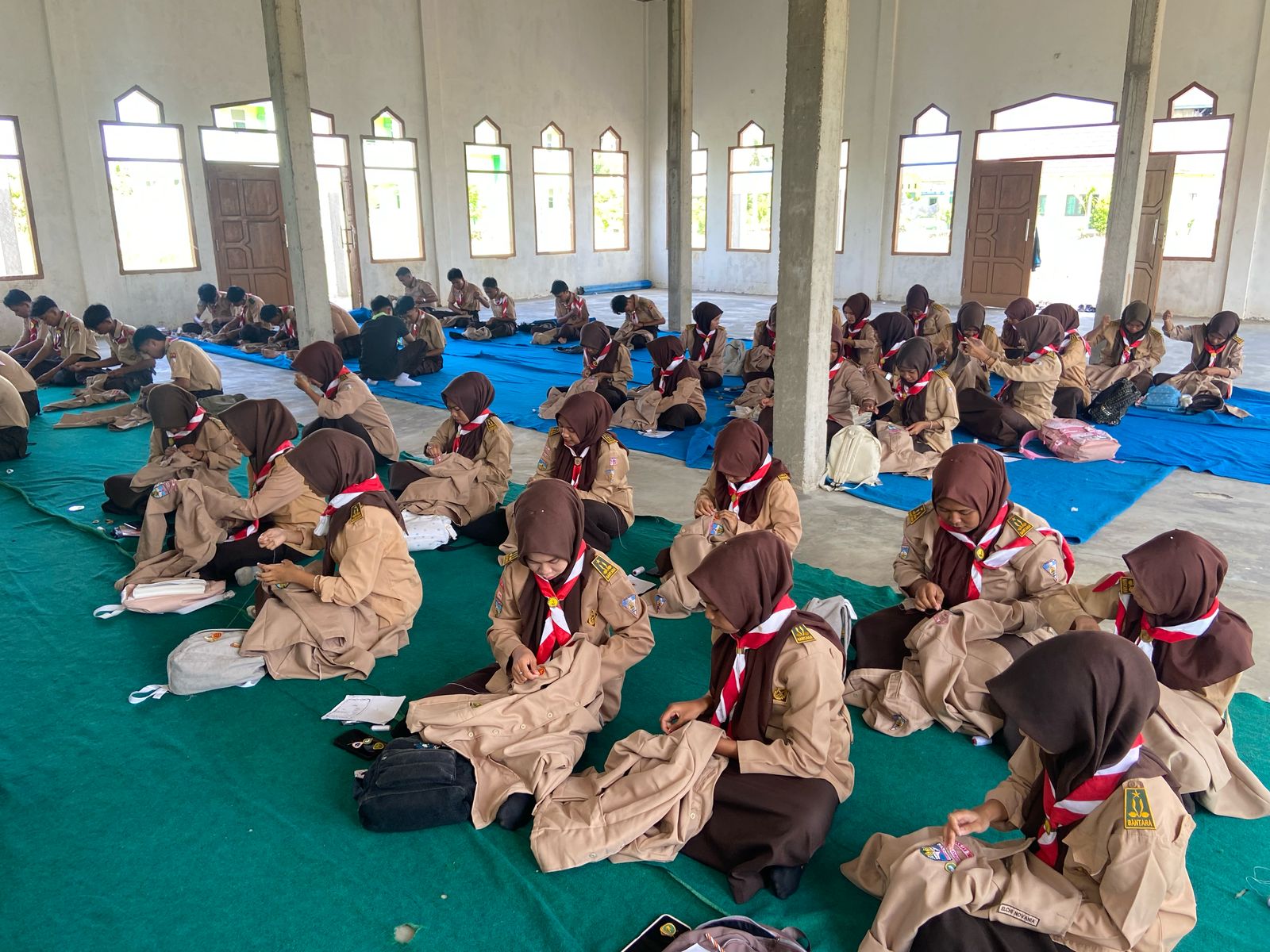 Anggota Pramuka MAN 2 Tanjung Jabung Timur Ikuti Uji Kecakapan Khusus Menjahit