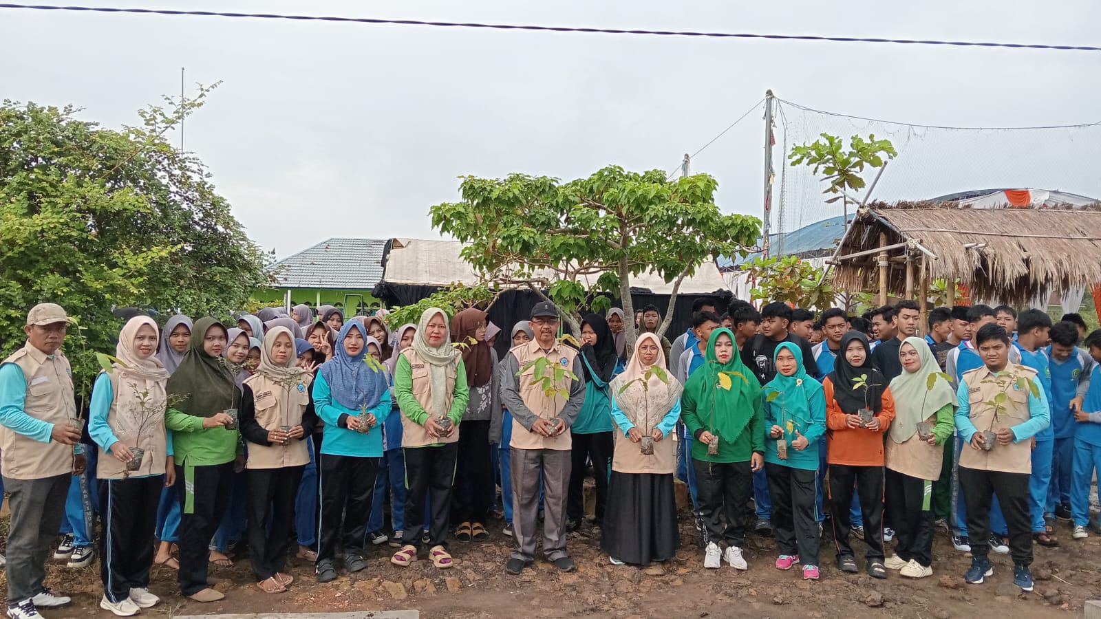 MAN 2 Tanjab Timur Peringati Hari Bumi dengan Penanaman Pohon Matoa