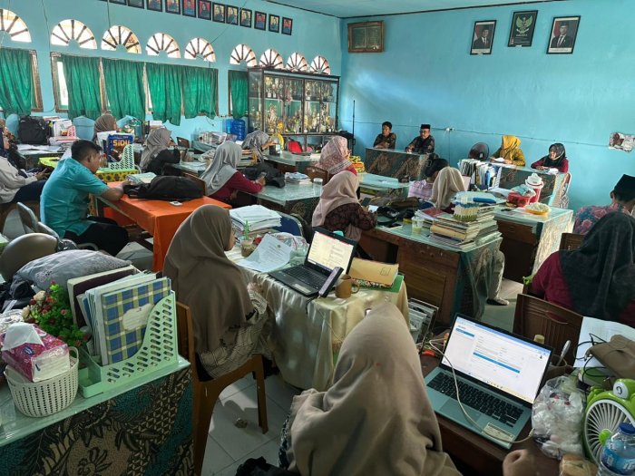Matangkan Persiapan, Kepala MAN 2 Tanjung Jabung Timur Pimpin Rapat Panitia Perpisahan Kelas XII
