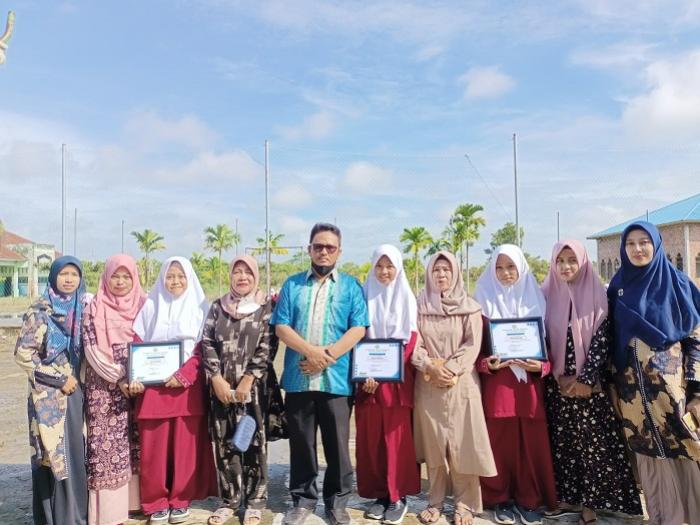 Penyerahan Hasil evaluasi proses pembelajaran MAN 2 TJT diterimah orang tua siswa