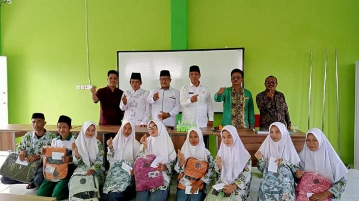 Senyum Bahagia 9 Siswa usai terima Bantuan dari Baznas Kab. Tanjung Jabung Timur