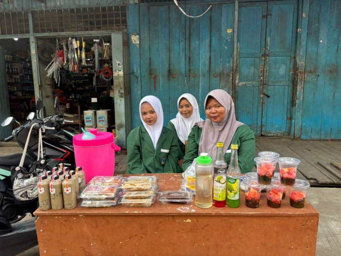 Latih Jiwa Enterpreneur, OSIM dan Pramuka MAN 2 Tanjung Jabung Timur Buka Bazar di Pasar Beduk Nipah Panjang