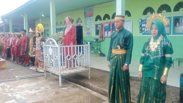 Warna-Warni Budaya di Hardiknas 2026: Plt. Kepala MAN 2 Tanjab Timur Pimpin Upacara Berbusana Adat