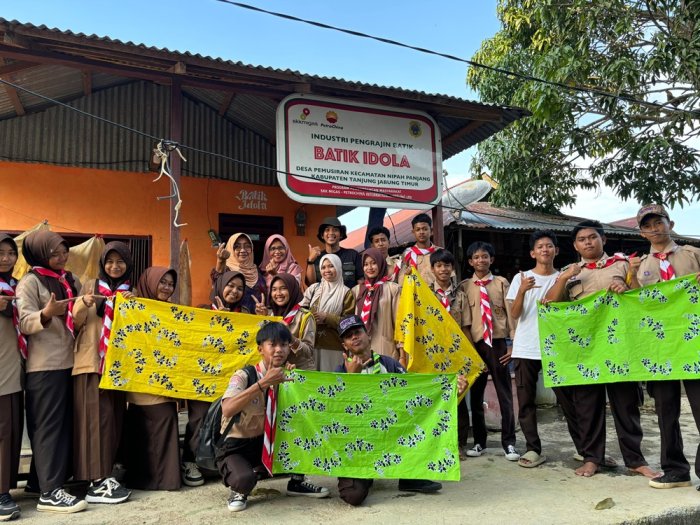 20 Anggota Pramuka MAN 2 Tanjung Jabung Timur Kunjungi Industri Pengrajin Batik Idola