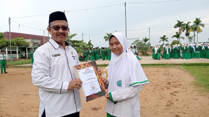 Siswi MAN 2 Tanjung Jabung Timur Raih Medali Emas dalam Olimpiade Sains Genius Competition