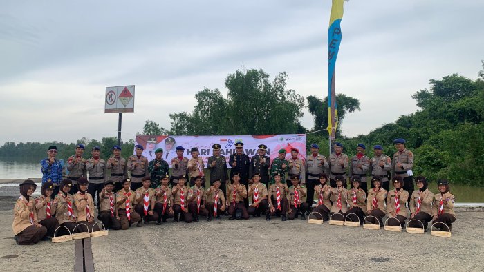 Anggota Pramuka MAN 2 Tanjung Jabung Timur Ikuti Tabur Bunga di Pelabuhan Laut Muara Sabak Peringati Hari Pahlawan