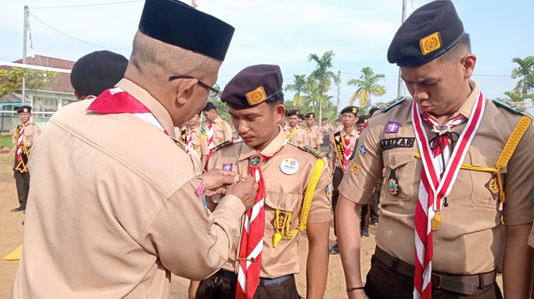 Kamabigus MAN 2 Tanjung Jabung Timur Anugerahkan Bintang Tahunan kepada Anggota Pramuka Berprestasi