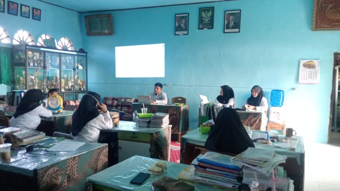 Tingkatkan Kedisiplinan Siswa, Waka Kesiswaan MAN 2 Tanjung Jabung Timur Pimpin Rapat Evaluasi Tata Tertib Tingkatkan Kedisiplinan Siswa, Waka Kesiswaan MAN 2 Tanjung Jabung Timur Pimpin Rapat Evaluasi Tata Tertib