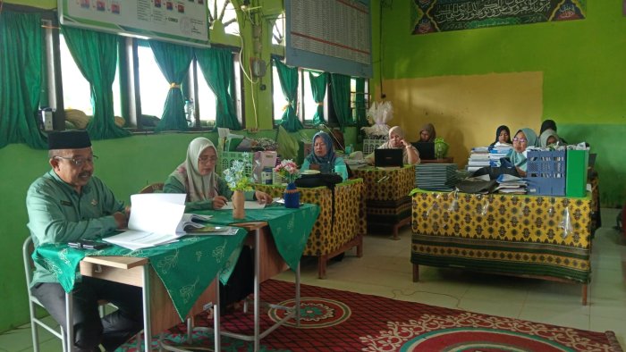 Kepala Madrasah Pimpin Rapat Akhir Semester Ganjil di MAN 2 Tanjung Jabung Timur