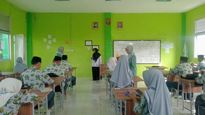 Pastikan Kelancaran, Plt. Kepala Madrasah Monitoring Langsung Pelaksanaan Asesmen Sumatif Akhir Semester Genap
