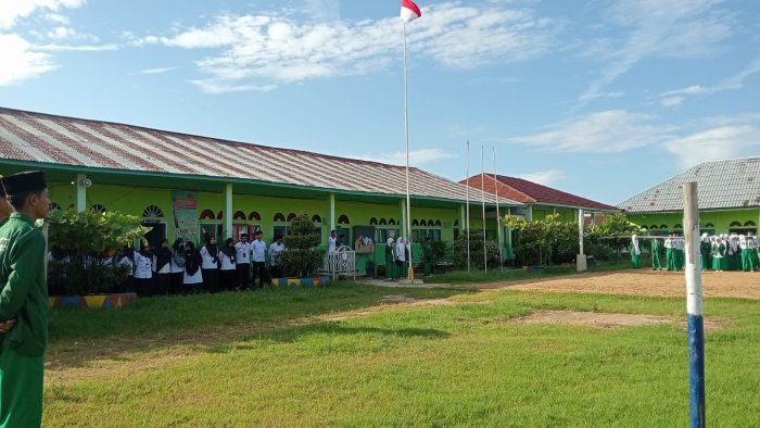 Upacara Bendera di MAN 2 Tanjung Jabung Timur: Dorong Tumbuhkan Jiwa Disiplin dan Nasionalisme