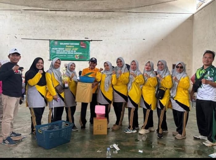 Keluarga Besar MAN 2 Tanjung Jabung Timur Ikuti Jalan Sehat HUT PGRI ke-80 di Kecamatan Nipah Panjang