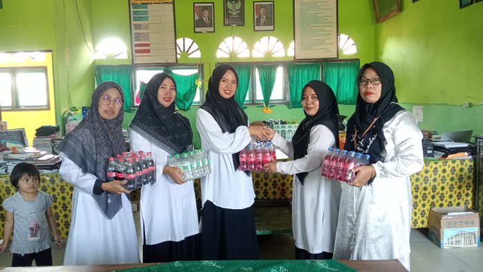 Semangat Berbagi, Koperasi AMAL BHAKTI MAN 2 Tanjung Jabung Timur Bagikan Paket Bingkisan untuk Seluruh Pegawai