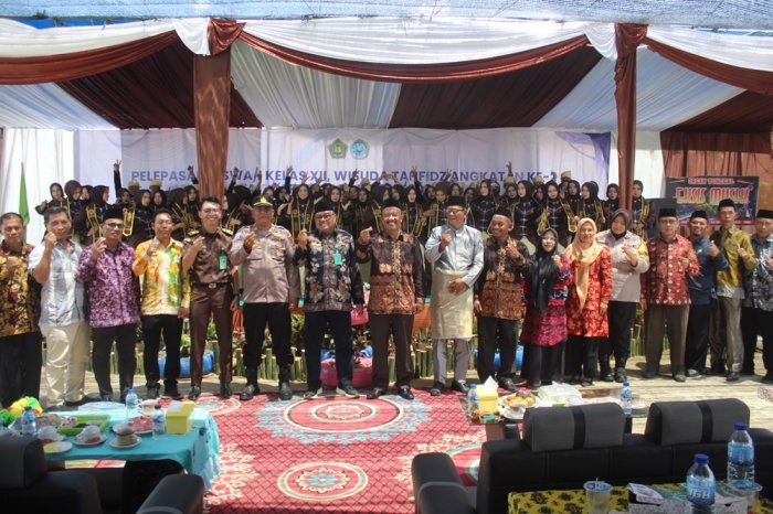 Momen Haru di MAN 2 Tanjung Jabung Timur: Pelepasan Siswa Kelas XII Sekaligus Purna Bakti Sang Kepala Madrasah