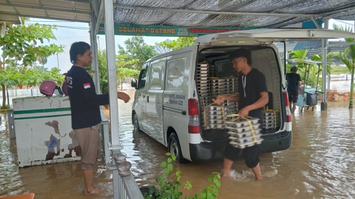 Di Tengah Banjir, Petugas SPPG Nipah Panjang Tetap Salurkan MBG ke MAN 2 Tanjung Jabung Timur