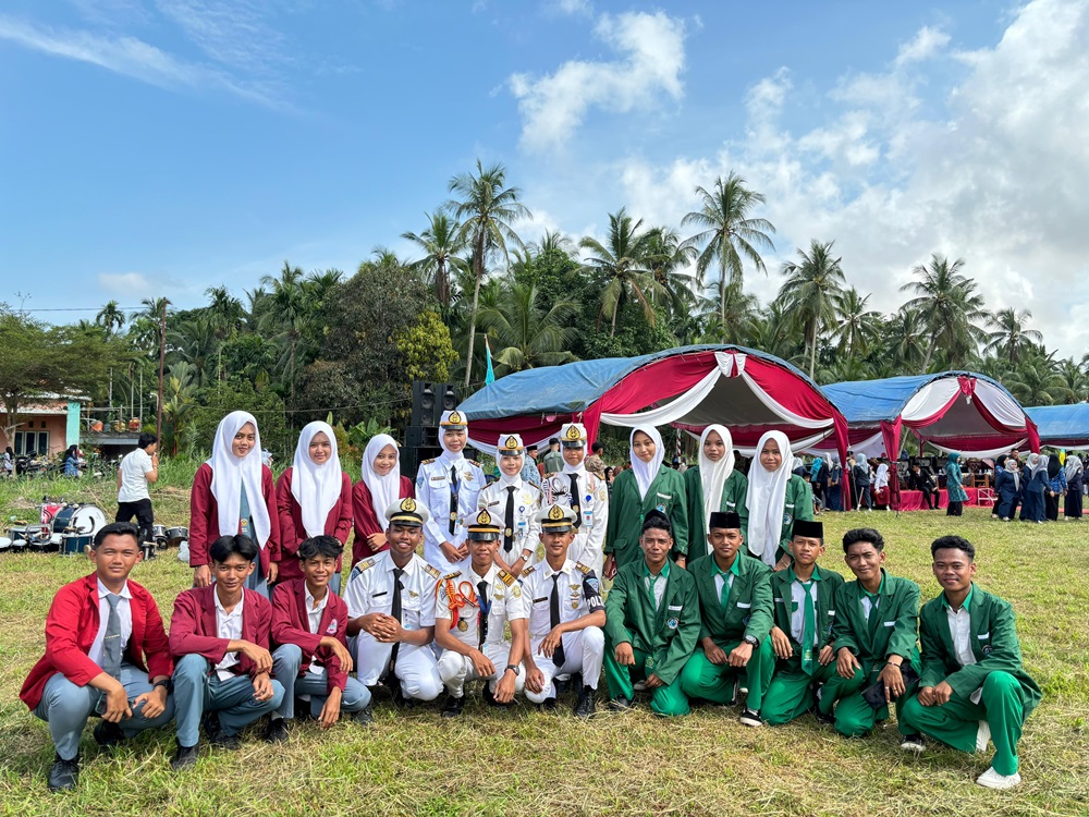 Delapan Anggota DB Bahana Mutiara II MAN 2 Tanjung Jabung Timur Tergabung Dalam Pengiring Lagu Indonesia Raya HUT RI Kecamatan Nipah Panjang