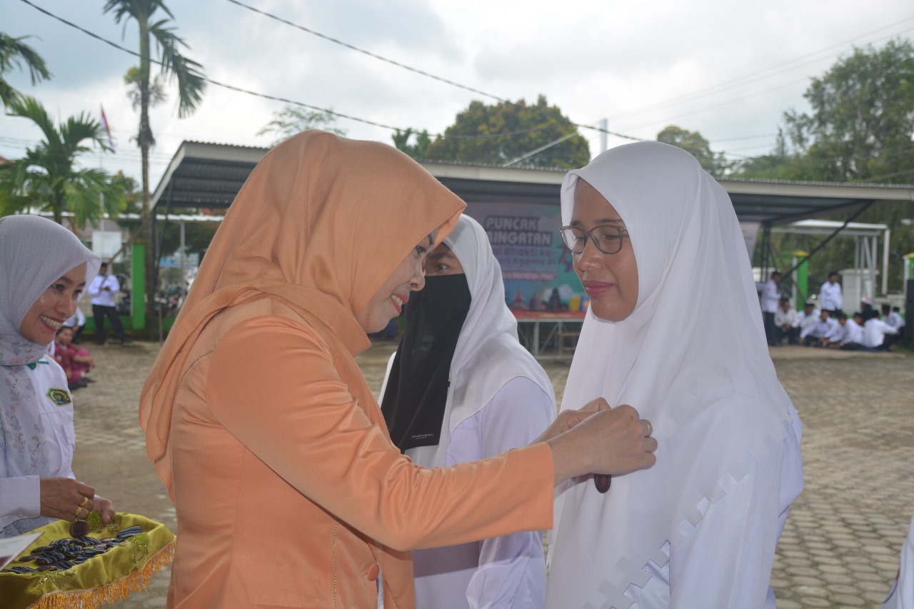 Kaur TU MAN 2 Tanjabtim di Anugrahi Satya Lencana Karya Satya 