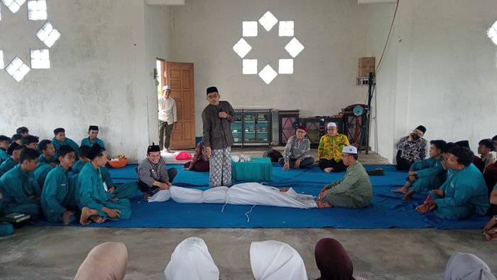 Bekali Siswa dengan Kemampuan Keagamaan, KUA Nipah Panjang Gelar BRUS dan Praktik Fardhu Kifayah di MAN 2 Tanjab Timur