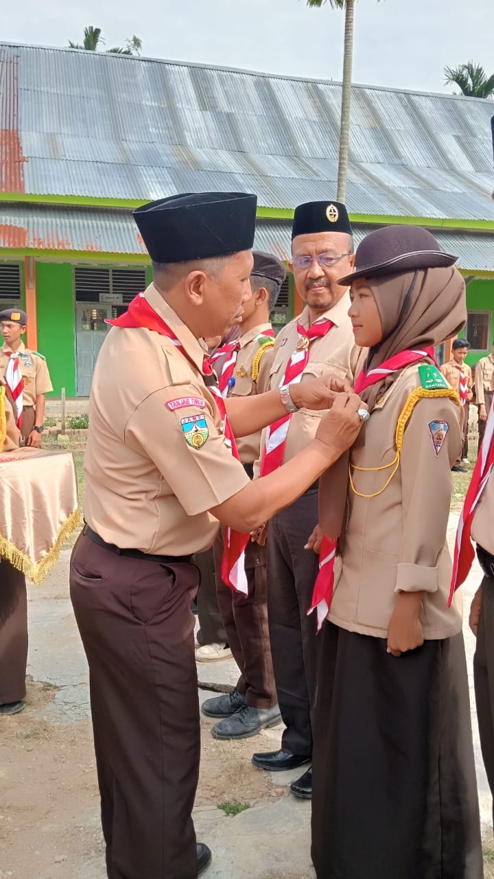 Zawaqi dan Lidia Dianugrahi Bintang Tahunan I dalam Upacara HUT Pramuka Kwaran Nipah Panjang