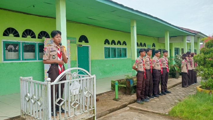 Podium Literasi : Bentuk Siswa Peduli Lingkungan Madrasah