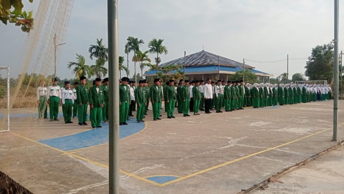 Kaur TU Ummi Kalsum sampaikan Pesan Panca Cinta Saat Jadi Pembina Upacara Kaur TU Ummi Kalsum sampaikan Pesan Panca Cinta Saat Jadi Pembina Upacara