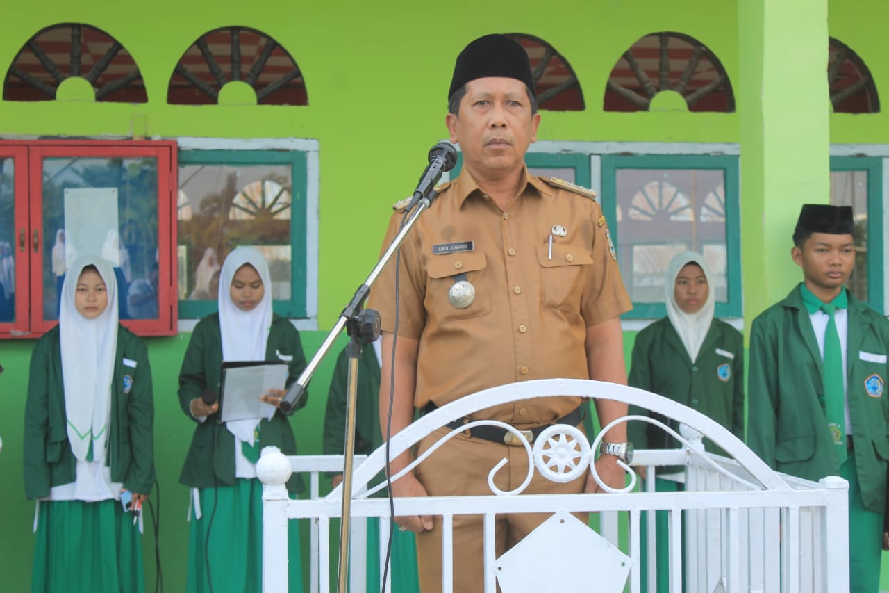 Camat Nipah Panjang Irup Dalam Upacara Pengibaran Bendera di MAN 2 Tanjabtim