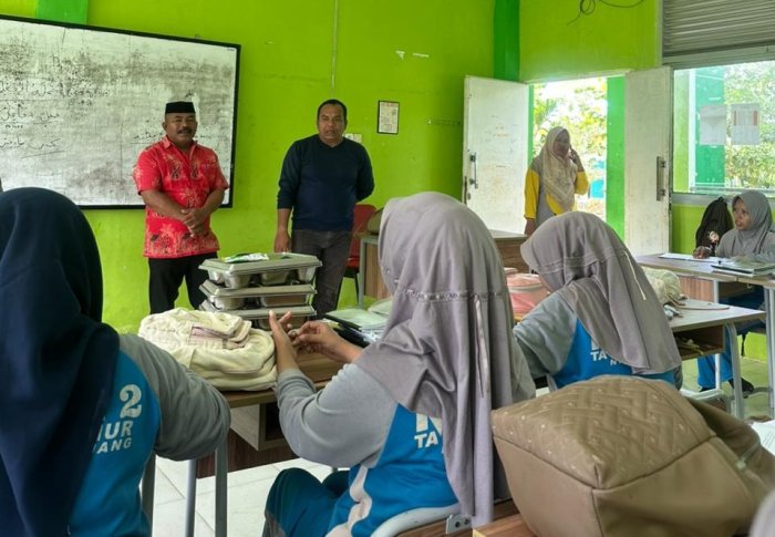 Pererat Silaturahim, Plt. Camat Nipah Panjang Tinjau Langsung Proses Pembelajaran di MAN 2 Tanjung Jabung Timur