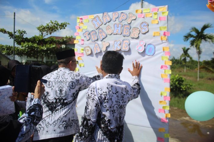 OSIM MAN 2 Tanjung Jabung Timur Semarakkan HUT PGRI dengan Papan Karya Cap Lima Jari Guru