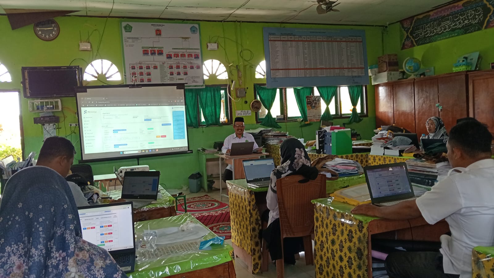 Majelis Guru  MAN 2 Tanjung Jabung Timur Bersinergi dalam Pengisian E-Kinerja