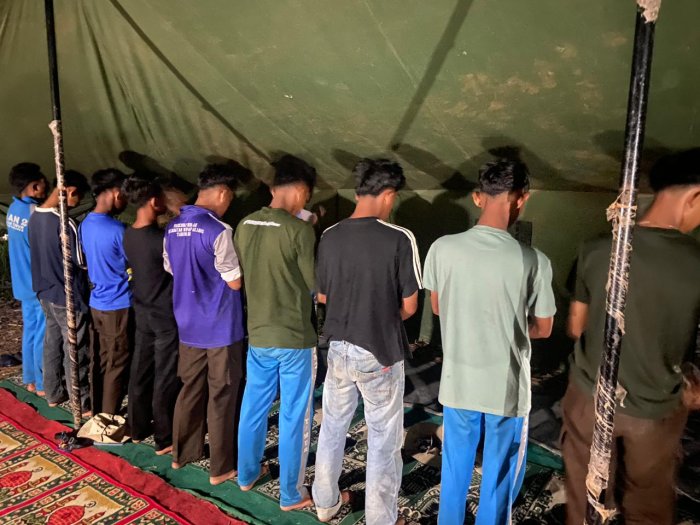 Ditengah Kesibukan Mengikuti LSHRP,Pramuka MAN 2 Tanjung Jabung Timur Tetap Disiplin Laksanakan Salat Berjamaah