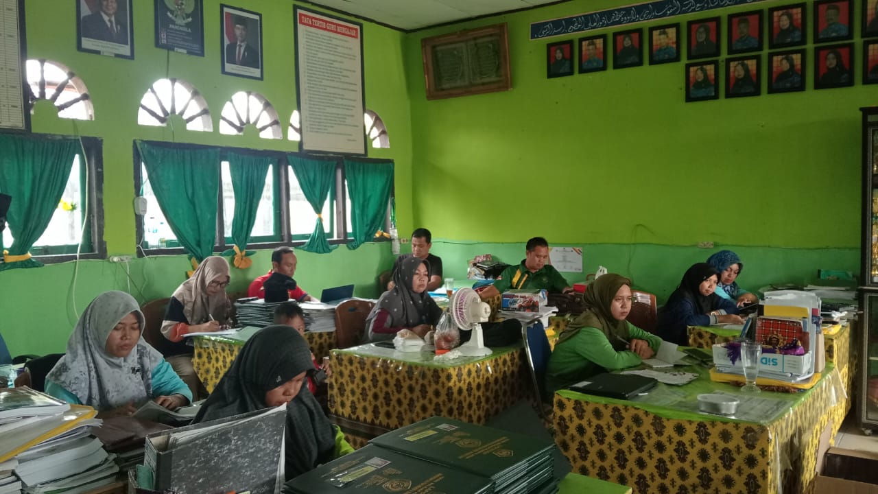 Kepala MAN 2 Tanjung Jabung Timur Pimpin Rapat Akhir Tahun Ajaran 2024/2025