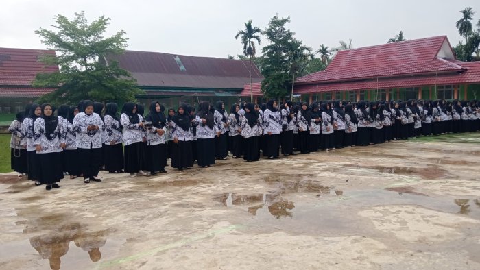 Civitas Akademika MAN 2 Tanjung Jabung Timur ikuti Upacara HUT PGRI Tingkat Kecamatan Nipah Panjang.