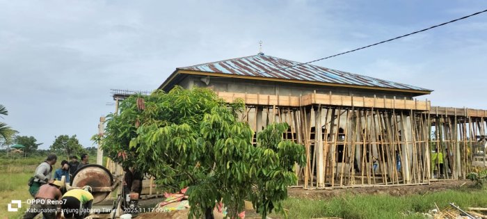 Keluarga Besar MAN 2 Tanjabtimur dan Komite Gelar Gotong Royong Lanjutan Pembangunan Teras Musholla Raudhatul Ulum